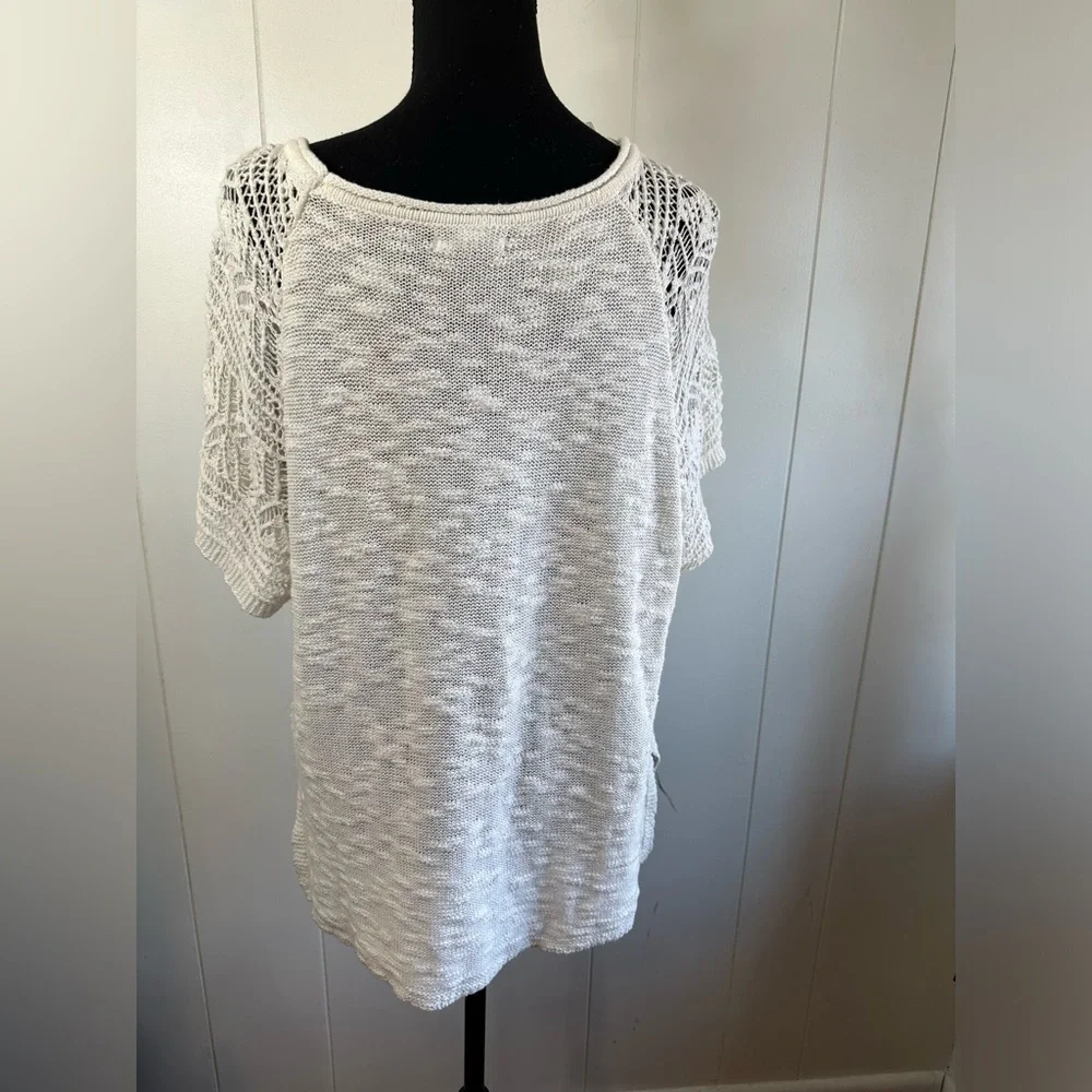 Maurice’s Short Sleeve Women’s Cream Sweater Size Medium